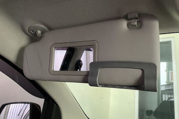 Sun Visor pada mobil masih banyak yang belum tahu fungsi sebenarnya. 