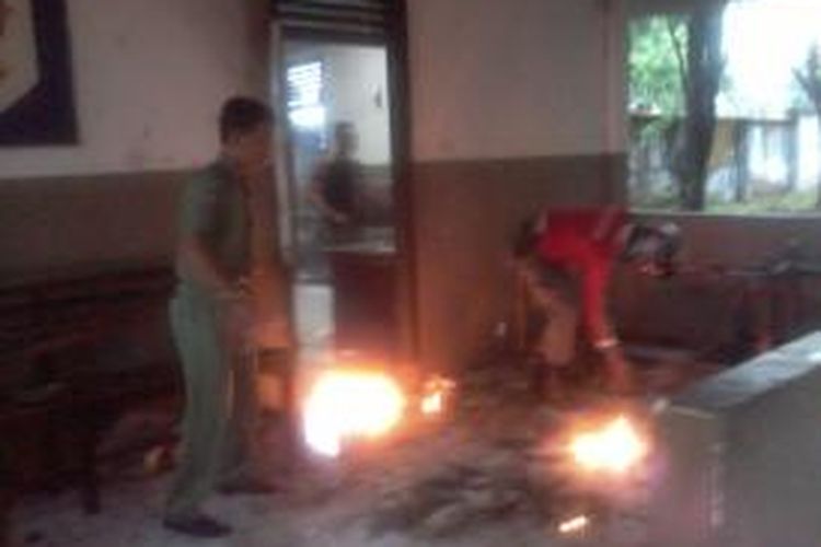 Pos penjagaan Satpol PP terbakar dilempari bom molotov oleh mahasiswa UMI dalam bentrokan fisik penolakan kenaikan harga BBM, Senin (17/11/2014).