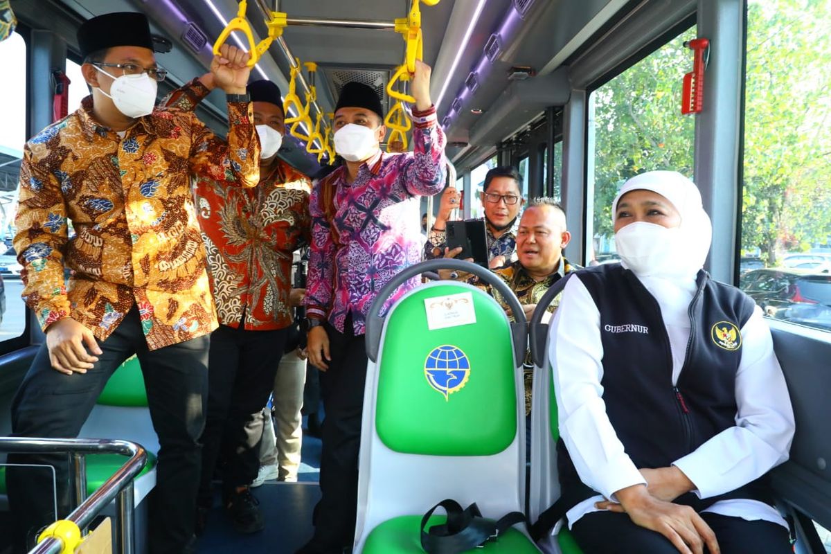 Gubernur Jawa Timur (Jatim) Khofifah Indar Parawansa mengatakan, masyarakat Jatim, khususnya yang tinggal di wilayah Sidoarjo, Surabaya dan Gresik bisa menikmati layanan Bus Trans Jatim secara gratis dalam rangka Hari Ulang Tahun (HUT) Provinsi Jatim yang ke-77 yang jatuh pada Rabu (12/10/2022).
