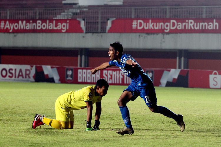 Pemain Persib Bandung Frets Butuan melakukan selebrasi seusai mencetak gol ke gawang PS Sleman yang dijaga Ena Pramana saat semifinal Leg pertama Piala Menpora 2021 yang berakhir dengan skor 1-2 di Stadion Maguwoharjo, Sleman, Jumat (16/04/2021) malam.