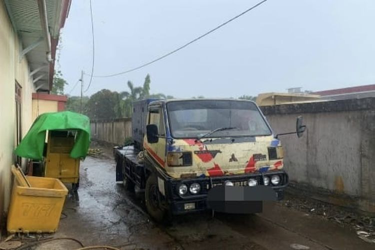 Sopir truk tanki siluman berkapasitas 200 liter ditangkap saat sedang antre solar di SPBU Kecamatan Ambawang, Kabupaten Kubu Raya, Kalimantan Barat (Kalbar). Kepala Satuan Reserse dan Kriminal Polres Kubu Raya Iptu Teuku Rivanda Iksan mengatakan, sopir truk berinisial A tersebut masih dalam pemeriksaan. 