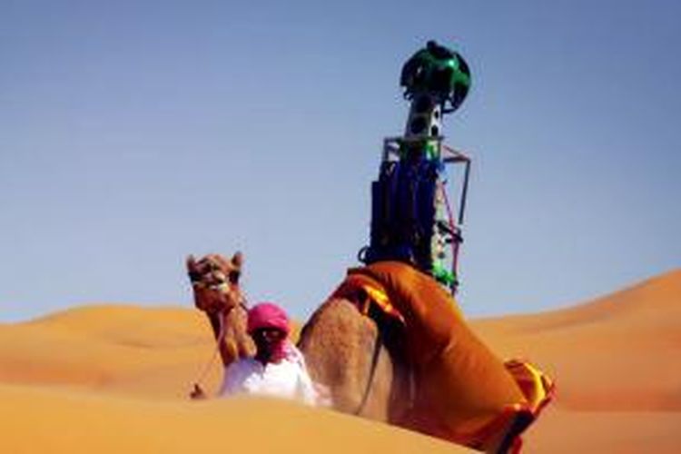 Kamera Trekker di punggung unta dipakai Google untuk memetakan padang pasir di Arab, sebagai bagian dari proyek Google Street View.