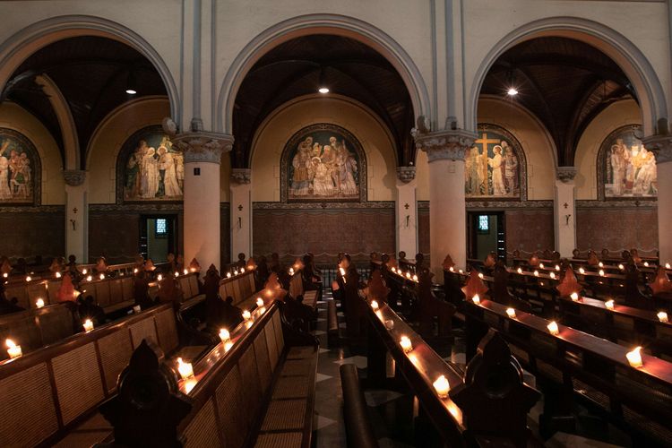 Lilin dinyalakan saat misa pertama Malam Paskah yang dipimpin Uskup Ignatius Kardinal Suharyo Hardjoatmodjo. di Gereja Katedral Jakarta, Sabtu (11/4/2020). Untuk memutus penyebaran wabah Covid-19, Umat Katolik menjalani pekan Tri Hari Suci secara daring melalui siaran televisi maupun streaming