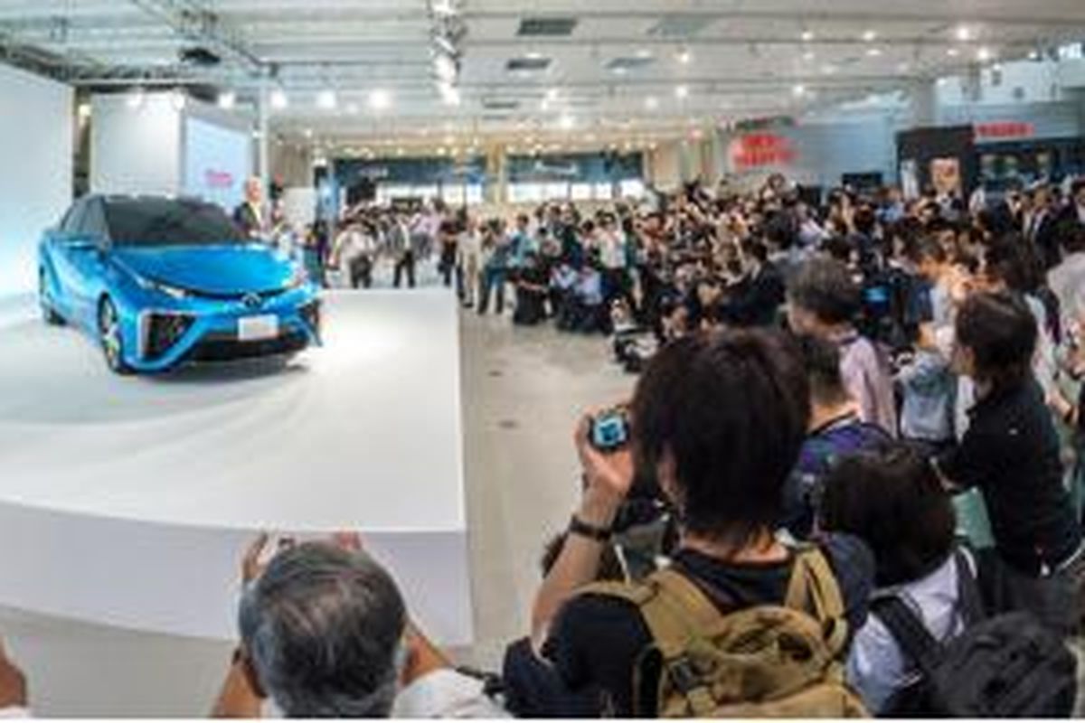 Bentuk eksterior mobil sel bahan bakar perdana Toyota.