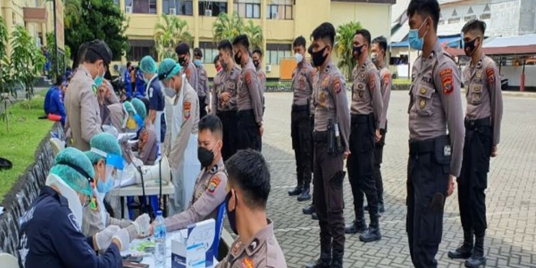 Police personnel in North Sulawesi undergo rapid tests before they will be deployed to provide protection and ensure safety to the upcoming regional elections on December 9, 2020. 