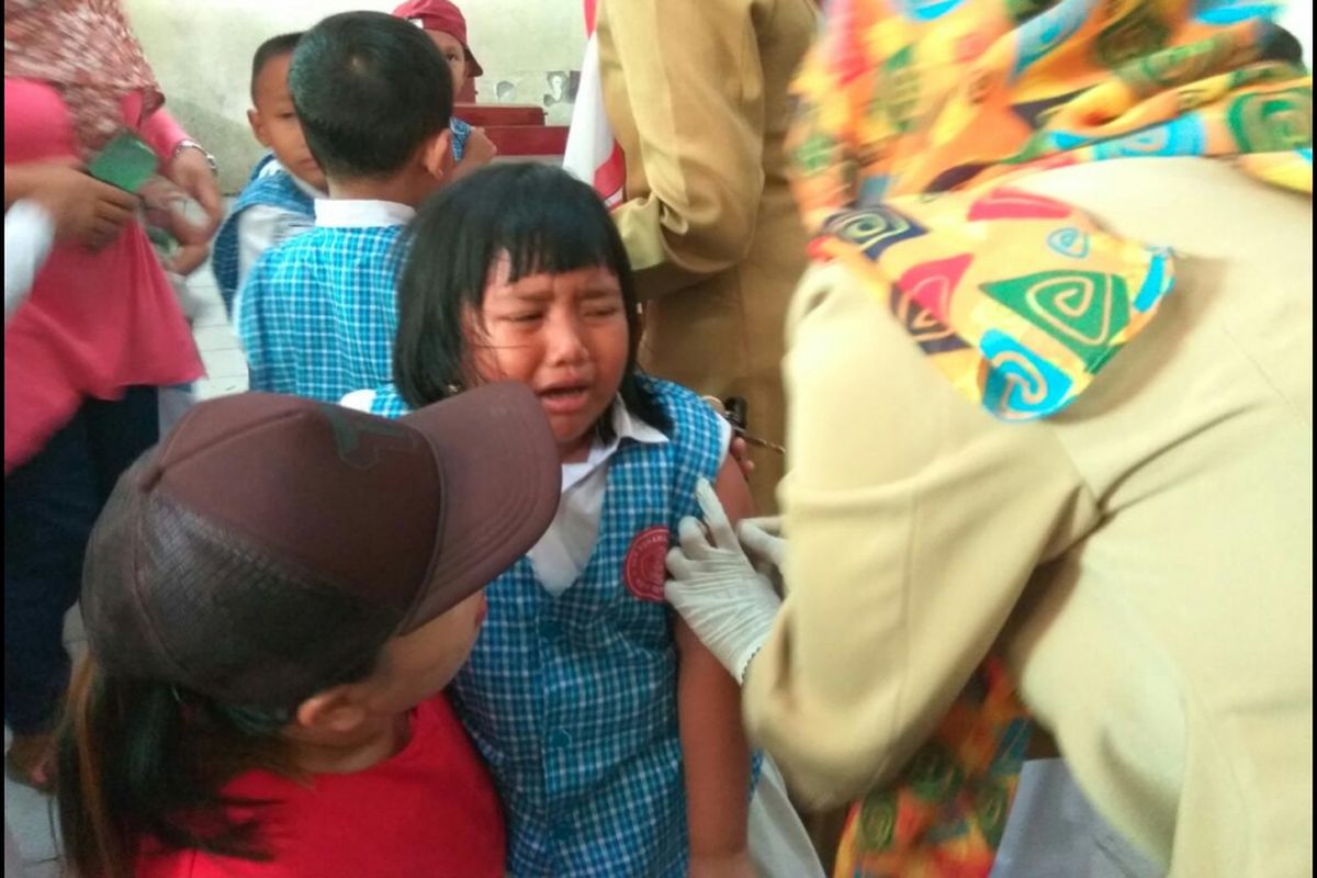 Murid-murid SD Negeri 2 Sukamaju Baru Depok jalani imunisasi difteri.