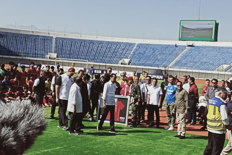 Presiden Jokowi saat mengunjungi Stadion Si Jalak Harupat (SJH) pada Rabu (12/7/2023) dalam lawatannya Presiden mengecek kesiapan SJH serta menyaksikan seleksi Tim Nas U-17.