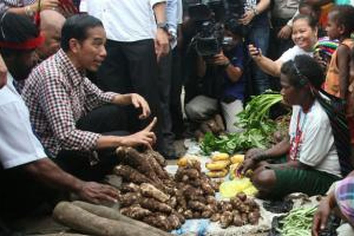 Joko Widodo (Jokowi) membeli keladi dari pedagang di Pasar Baru Sentani, Jayapura, Papua, Kamis (5/6/2014), saat kampanye Pilpres 2014.