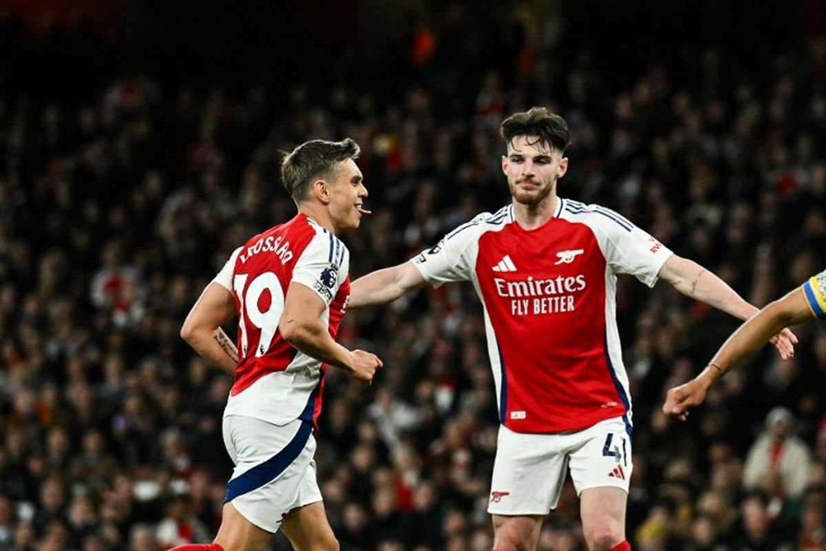 Penyerang Arsenal Leandro Trossard merayakan gol dalam laga Liga Inggris antara Arsenal dan Crystal Palace di Stadion Emirates di London pada tanggal 23 April 2025.