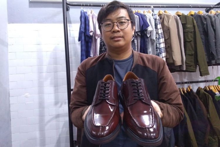 Hamzah Naufal Fadhilah (29) memperlihatkan sepatu oxford split toe buatannya.