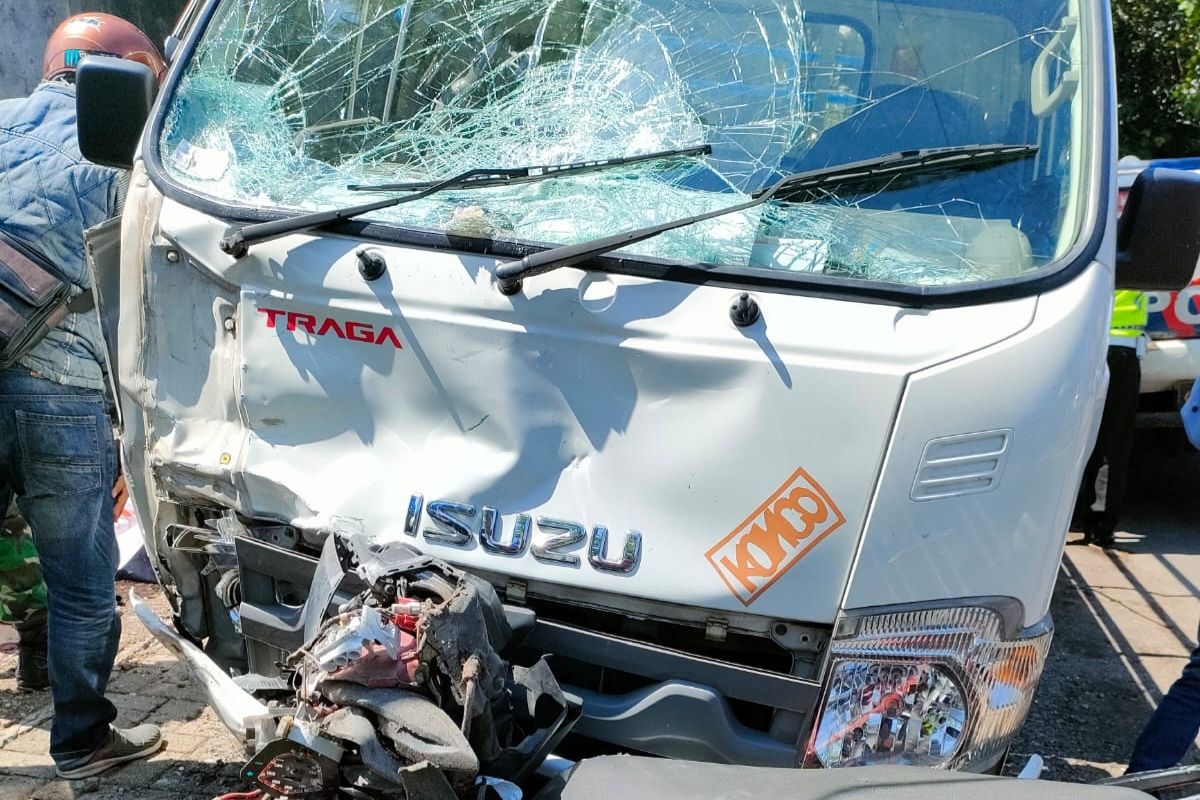 Pikap dan sepeda motor ringsek akibat mengalami kecelakaan lalu lintas di Desa Curungrejo, Kecamatan Kepanjen, Kabupaten Malang, Senin (25/4/2022).