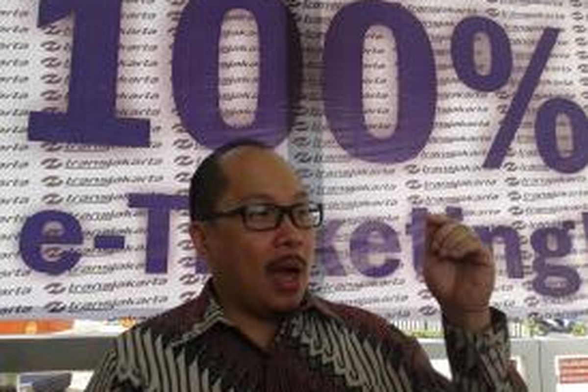 Antonius NS Kosasih, Direktur Utama PT Transjakarta, menjelaskan tentang penerapan seratus persen e-ticketing seluruh halte Transjakarta, Sabtu, (21/2/2015).