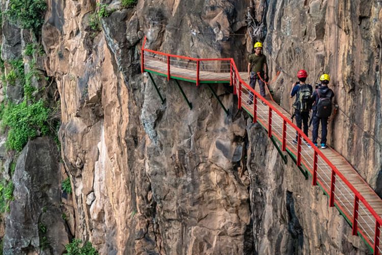 Wisatawan berfoto di wahana wisata alam Ondo Langit Bukit Gumuk Reco, Desa Wisata Sepakung, Banyubiru, Kabupaten Semarang, Jawa Tengah, Minggu (10/2/2019). Wahana lintasan jembatan sepanjang 25 meter di pinggir tebing dengan ketinggian 25 meter dari permukaan tanah itu dikelola oleh Lembaga Masyarakat Desa Hutan (LMDH) Sido Dadi bersama Kelompok Sadar Wisata Desa Sepakung yang diharapkan mampu menarik wisatawan dalam maupun luar Kabupaten Semarang.