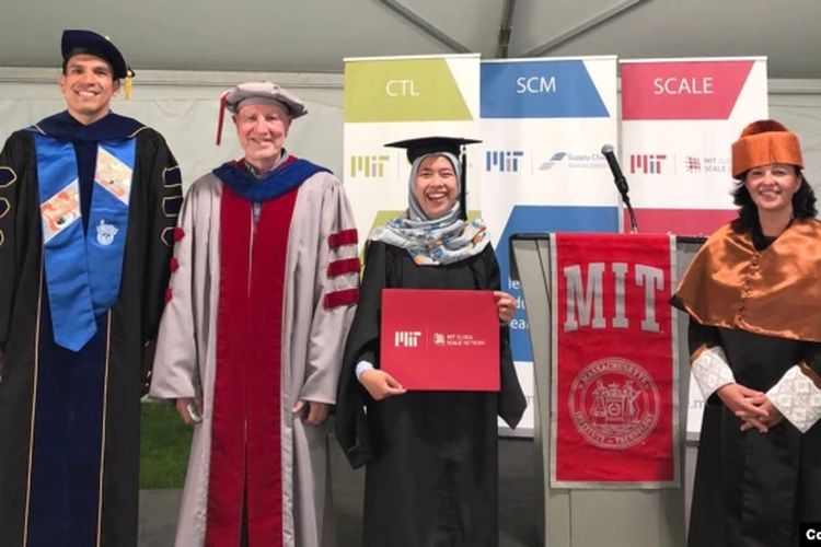 Vita menyelesaikan pendidikan masternya dalam bidang manajemen rantai pasokan di MIT tahun 2021.