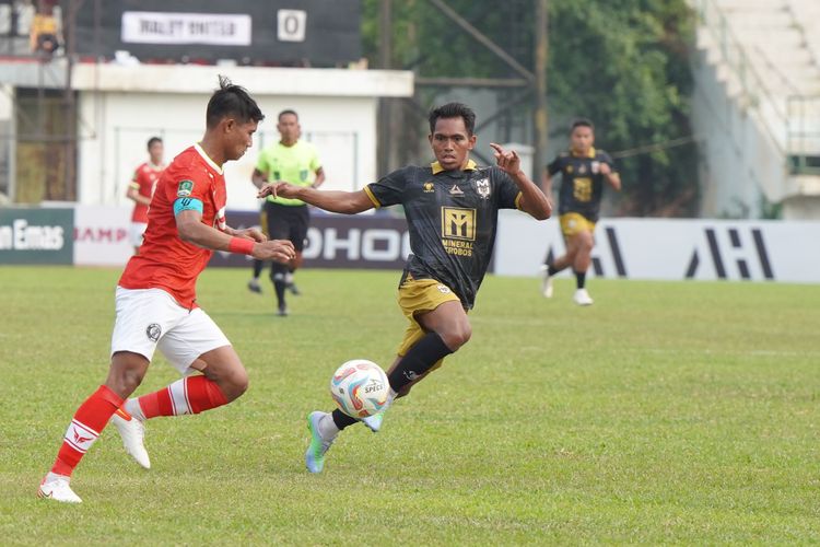 Pemain Malut United, Frets Butuan, beraksi dalam laga Liga 2 kontra Bekasi City di Stadion Singaperbangsa, Karawang. 
