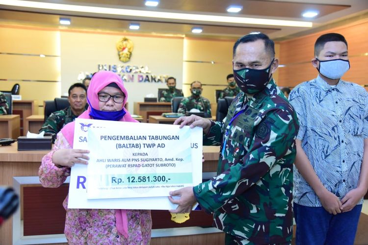 Salah seorang ahli waris menerima pengembalian tabungan (baltab) Tabungan Wajib Perumahan TNI Angkatan Darat (TWP AD) yang diserahkan Direktur Utama PT BP TWP AD Mayjen TNI Sudirman.