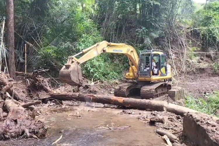 Alat berat dikerahkan membersihkan material longsor di Desa Pasang, Kecamatan Maiwa, Kabupaten Enrekang. *** Local Caption *** 8 Titik Longsor di Masih Timbun Akses Jalan di Kabupaten Enrekang