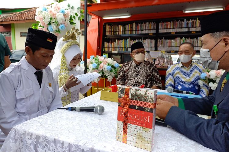 Suwardi saat ijab kabul dan mengikuti lomba makan kerupuk dalam nikah massal menyambut hari kemerdekaan RI, di Giwangan, Kota Yogyakarta, Minggu (7/8/2022)