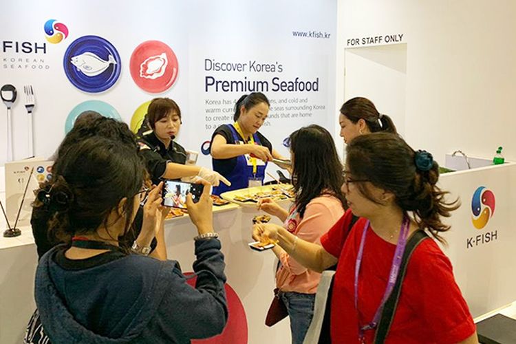 Para pengunjung mengikuti demo memasak di Booth K?FISH di SIAL Interfood 2019.