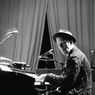 Lirik dan Chord Lagu In the Neighbourhood - Tom Waits