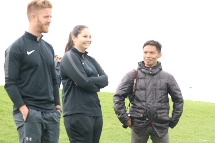 Pelatih fisik Garuda Select, Jake Fitzsimmons (kiri), dan fisioterapi Jessi Birch-Machin (tengah), saat memantau latihan tim di Aston Recreation Centre 15, Birmingham, Inggris. 