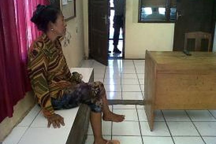 Sunanti saat diperiksa aparat Kepolisian Resor (Polres) Bone, Sulawesi Selatan setelah dilaporkan oleh karyawannya lantaran tak membayarkan upah, Senin (19/08/2013).