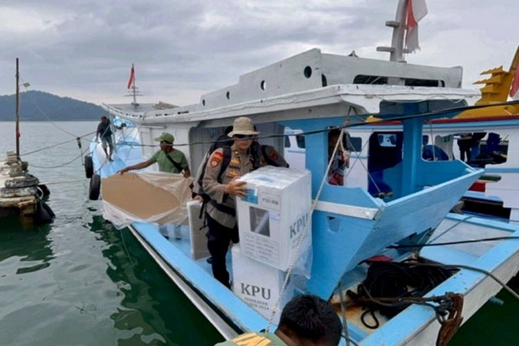 Menegangkannya Pengiriman Logistik PSU ke Pulau Pahawang, Perahu Hadapi Terjangan Gelombang dan Hujan
