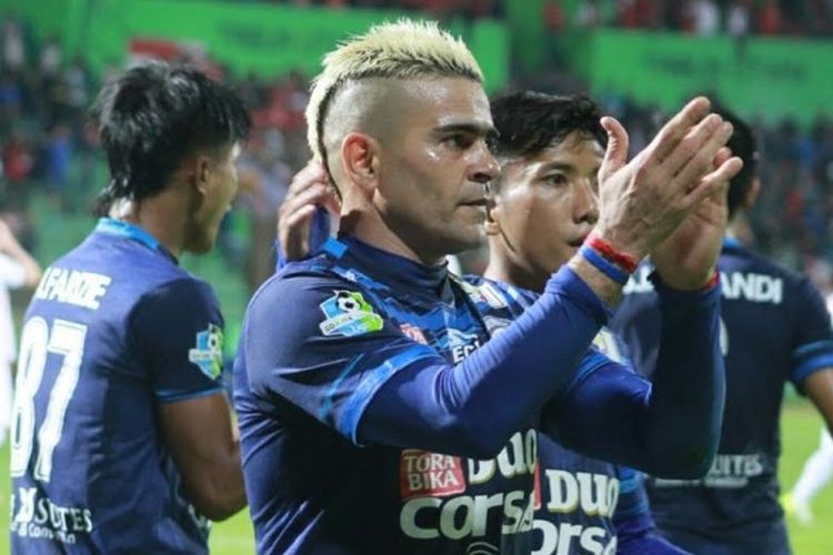 Ekspresi striker Arema FC, Cristian Gonzales seusai mencetak gol pertama timnya ke gawang Bali United pada laga pekan ke-11 Liga 1 di Stadion Gajayana, Kota Malang, Sabtu (17/6/2017) malam. 