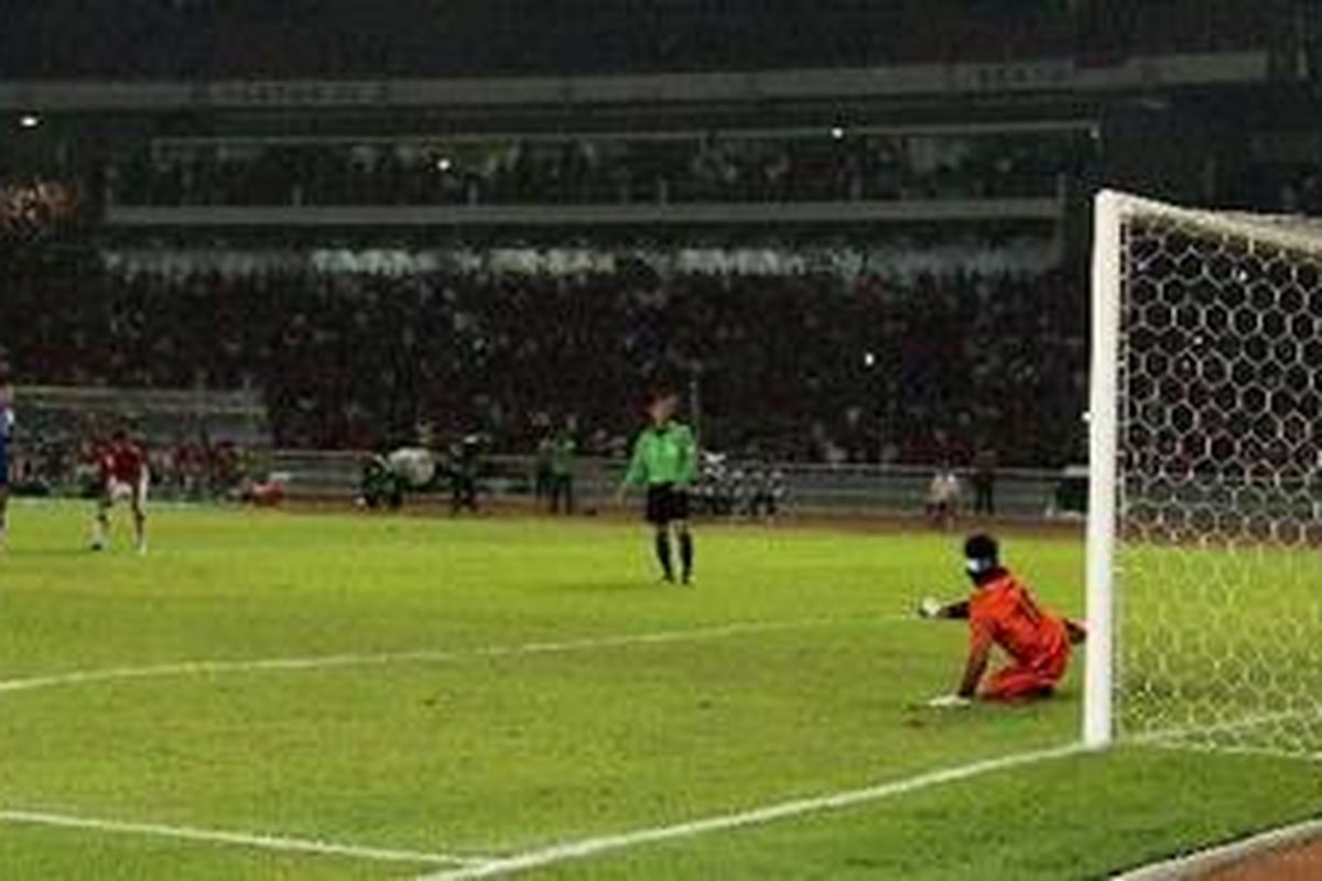 Pemain Indonesia, Bambang Pamungkas, saat mencetak gol ke gawang Thailand melalui tendangan penalti dalam Piala Suzuki AFF 2010, di Stadion Utama Gelora Bung Karno, Jakarta, Selasa (7/12/2010) malam. Pertandingan ini berakhir 2-1 untuk kemenangan Indonesia. Kedua gol Indonesia dicetak Bambang Pamungkas melalui tendangan penalti. 