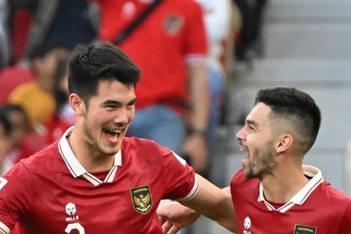 Pemain timnas Indonesia, Elkan Baggott dan Sandy Walsh, berselebrasi dalam lanjutan Piala Asia 2023 antara Indonesia vs Jepang di Stadion Al-Thumama pada 24 Januari 2024. Terkini, Elkan Baggott resmi bergabung dengan Blackpool.