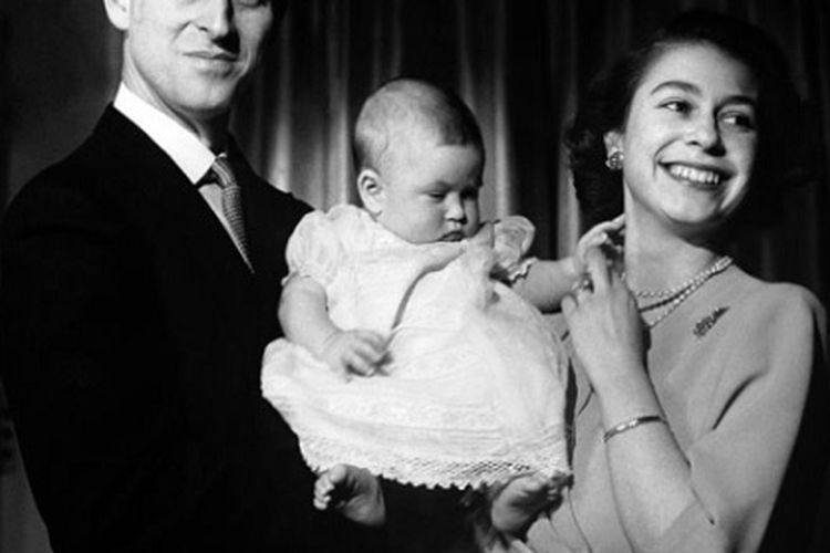 Pangeran Charles saat berusia enam bulan digendong ayahnya, Pangeran Philip, dan ibunya yang kala itu masih bergelar Putri Elizabeth. (www.princeofwales.gov.uk)