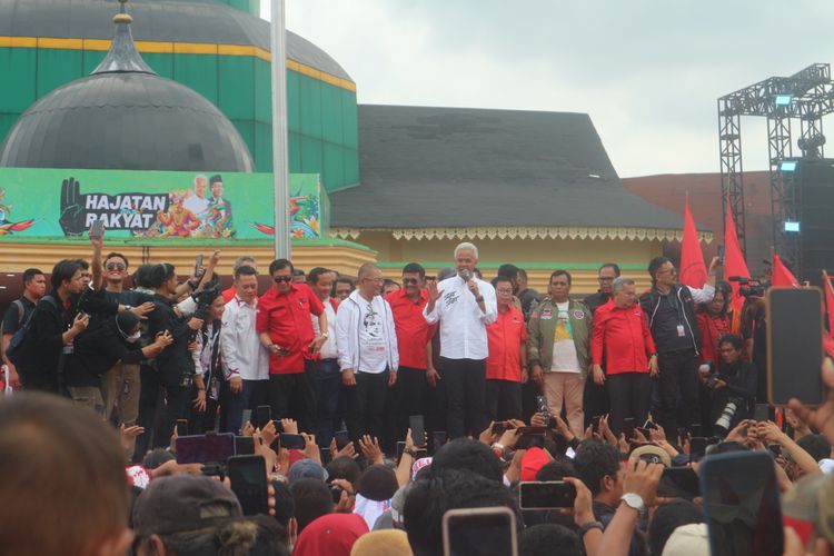 Calon presiden nomor 3 Ganjar Pranowo saat kampanye akbar di Lapangan Astaka, Deli Serdang, Sumatera Utara, Minggu (28/1/2024).