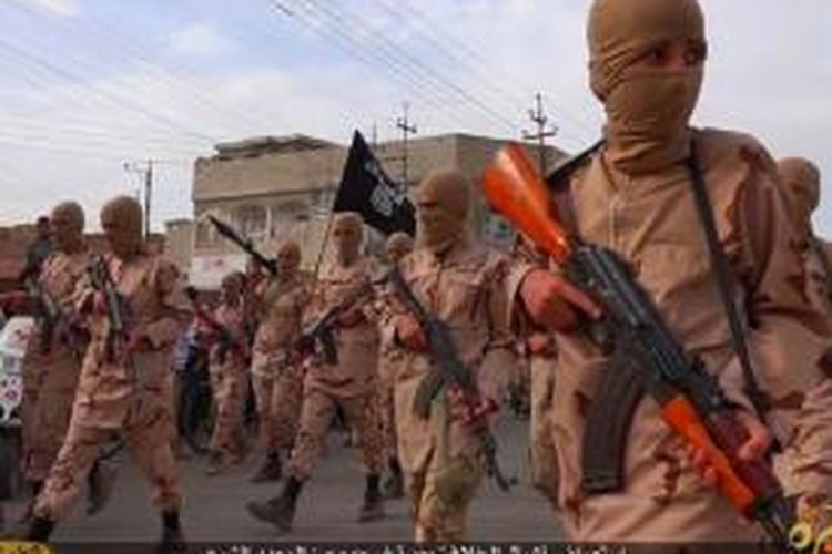 Tentara anak ISIS terlihat memegang senjata di parade setelah upacara wisuda di sebuah sekolah agama di Tal Afar, dekat Mosul, Irak Utara