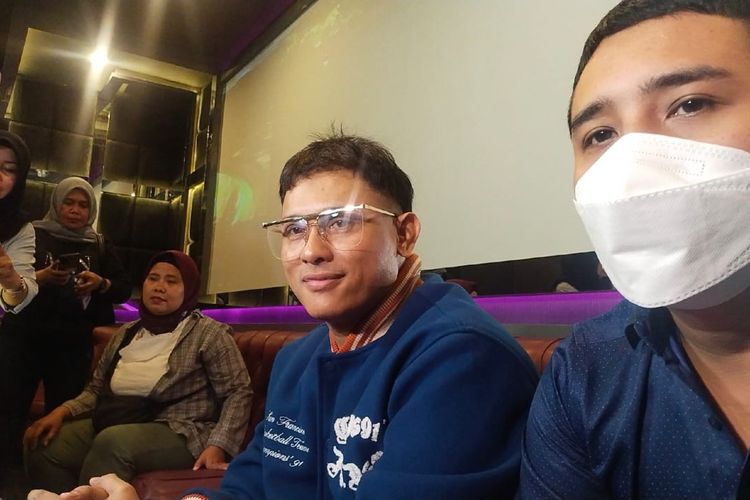 Kiki Kanoe (berkacamata) saat ditemui di kawasan Lebak Bulus, Jakarta Selatan, Kamis (23/2/2023).
