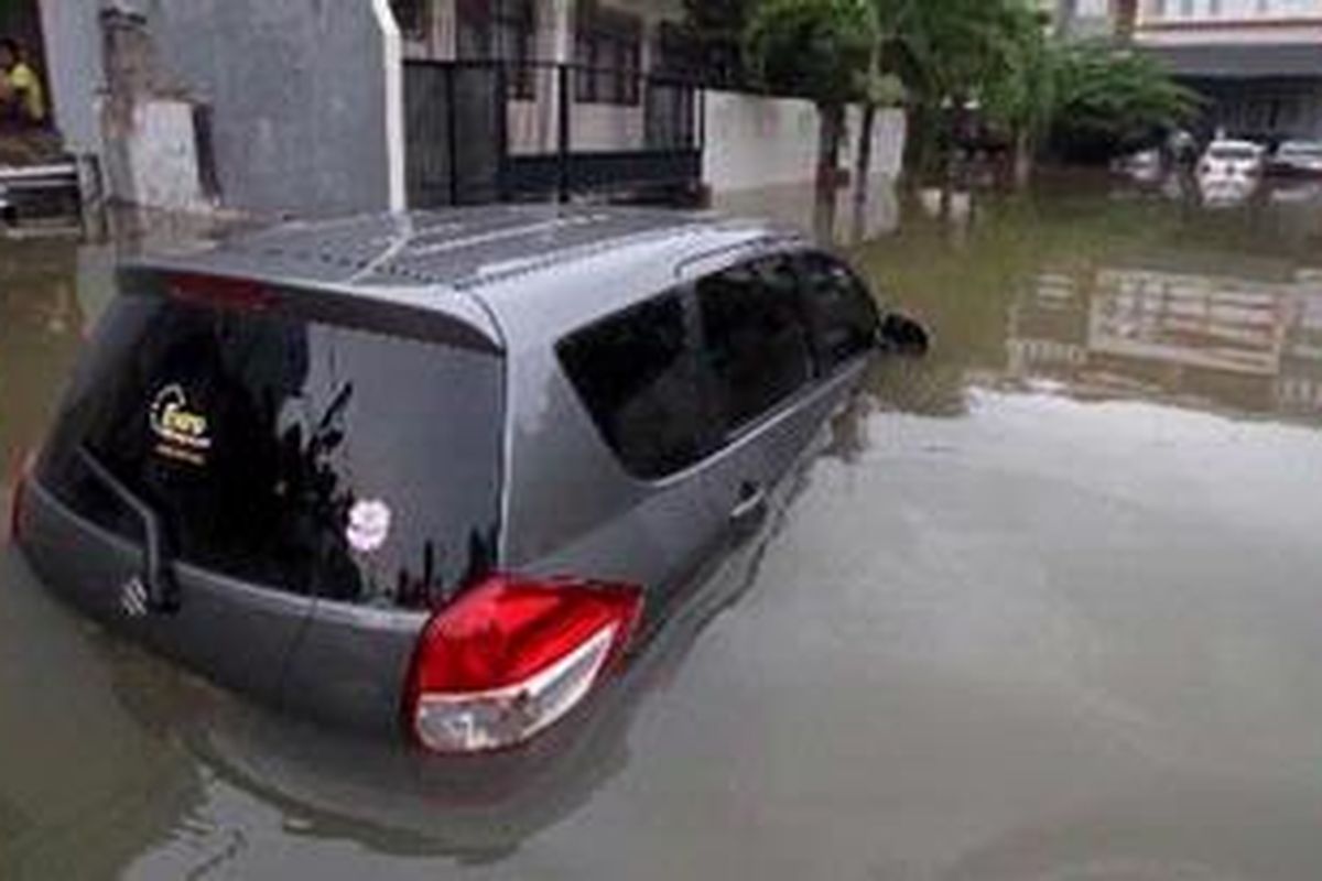 Sejumlah kendaraan bermotor dan permukiman mewah di kawasan Pluit, Jakarta Utara, terendam banjir, Sabtu (19/1/2013). Banjir bandang menutup seluruh kawasan Pluit dengan ketinggian lebih dari 2 meter diakibatkan Waduk Pluit yang meluap. 