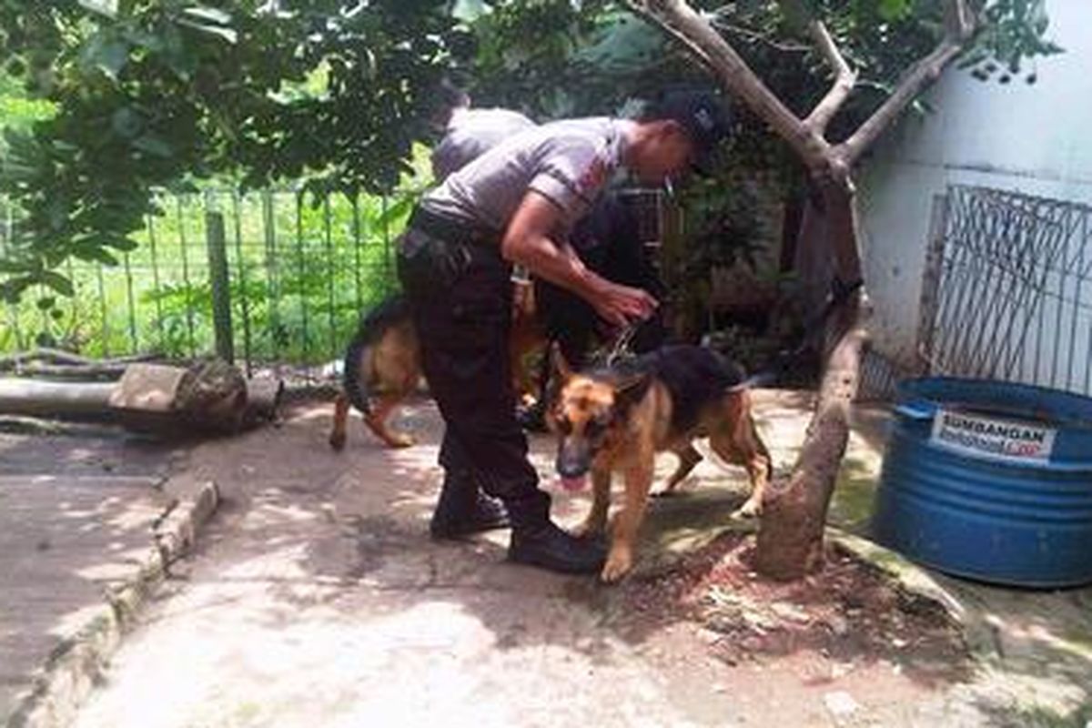 Dua anjing pengendali massa disiagakan di gerbang Tol Cikampek di Cikopo, Kabupaten Purwakarta, Jawa Barat, Kamis (12/1/2012).   