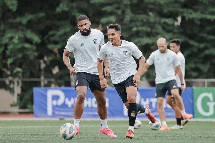 Jelang babak penyisihan Grup G Piala AFC 2023-2024 melawan Stallion Laguna FC, pemain Bali United Kadek Agung (kanan) dan Jefferson latihan di Filipina, Selasa (19/9/2023) sore.