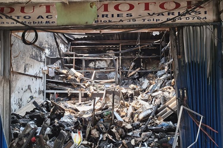 Tak Ada Hidran di Pasar Mobil Kemayoran, Pekerja Padamkan Api Pakai Air Galon