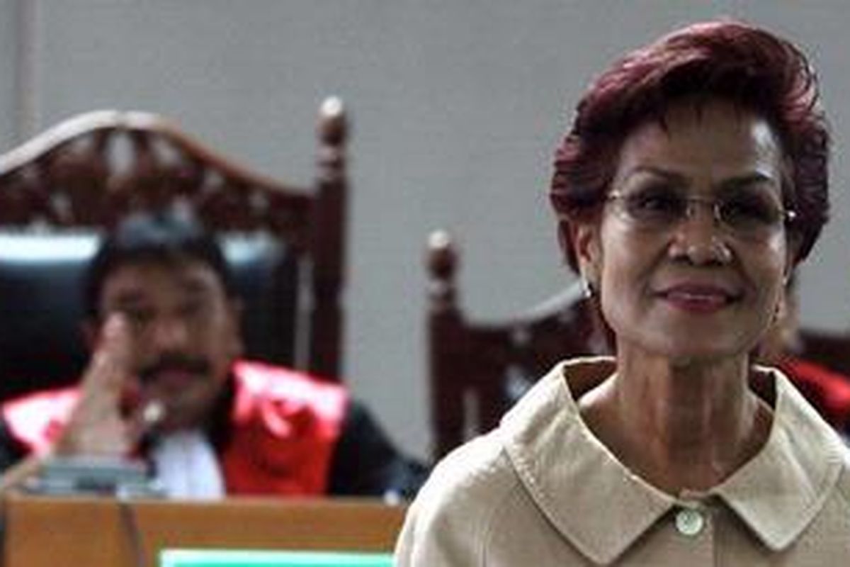 Miranda Bersaksi - Mantan Deputi Gubernur Senior Bank Indonesia Miranda Swaray Goeltom hadir sebagai saksi dalam sidang lanjutan dengan terdakwa kasus suap pemilihan Deputi Gubernur Senior BI, Nunun Nurbaeti di Pengadilan Tindak Pidana Korupsi (Tipikor), Jakarta Selatan, Senin (9/4/2012). Dalam persidangan ini Jaksa Penuntut umum menghadirkan lima orang saksi selain Miranda Gultom, diantaranya Sekretaris Jendral Dewan Perwakilan Rakyat (DPR) Nining Indra Saleh.