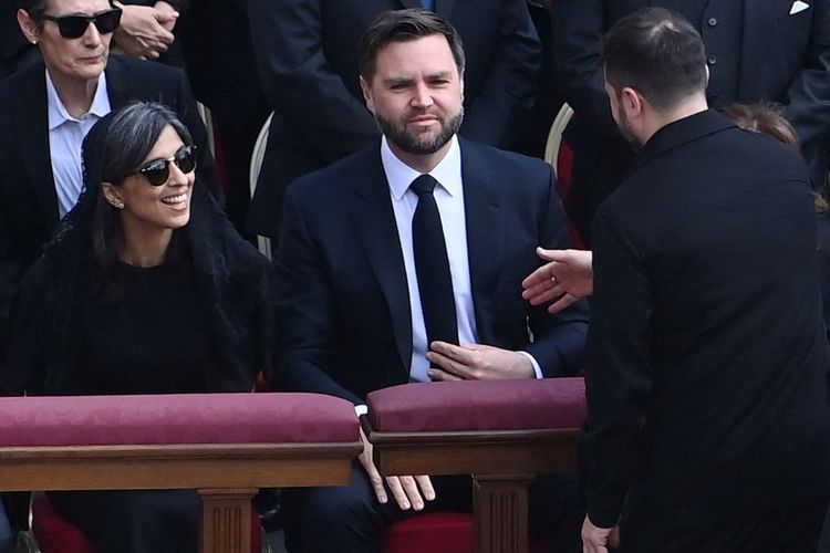 Zelensky dan JD Vance Bahas Rencana Telepon Trump-Putin di Roma