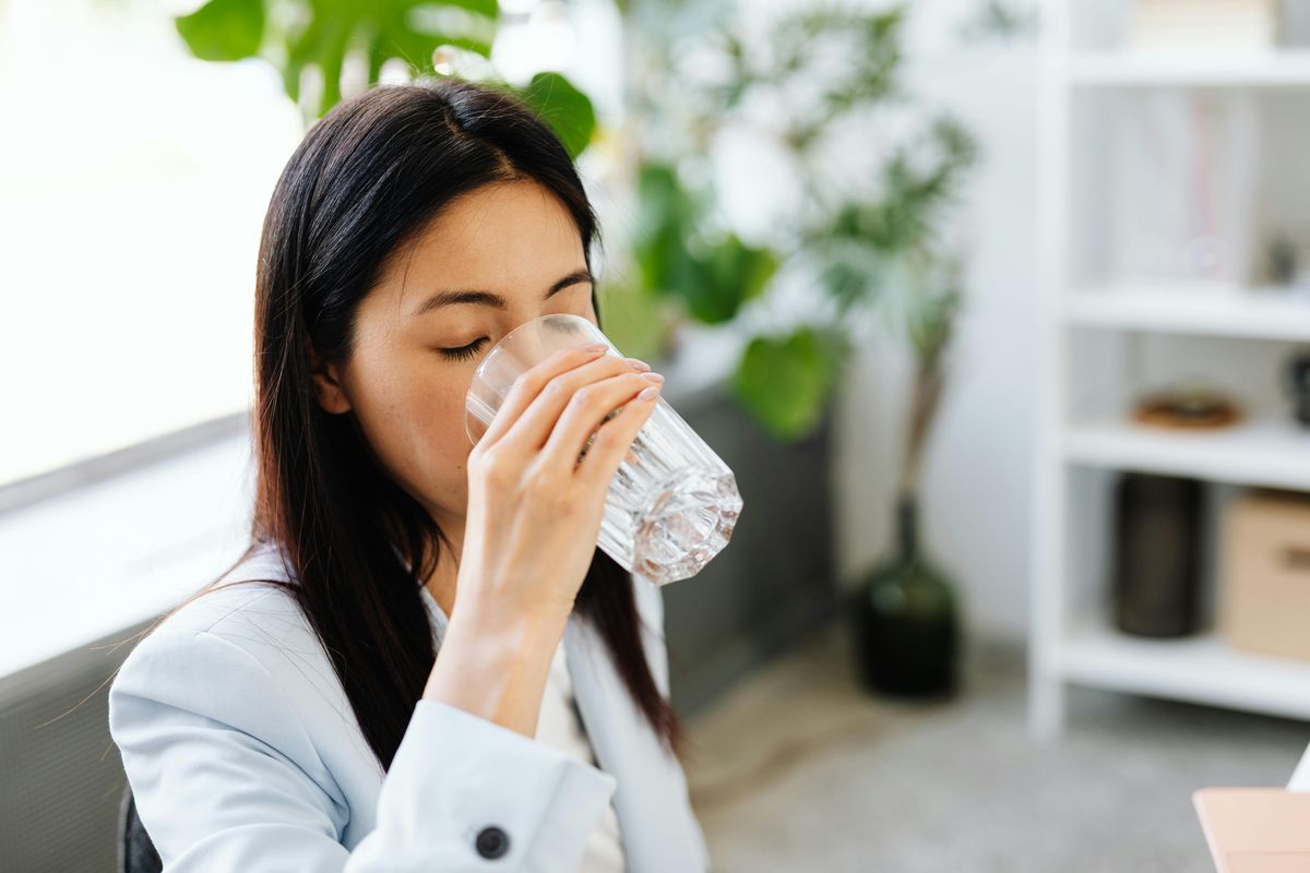 Ilustrasi minum air putih. Studi terbaru ungkap puasa hanya minum air selama 10 hari bisa picu peradangan dan berisiko bagi kesehatan jantung.