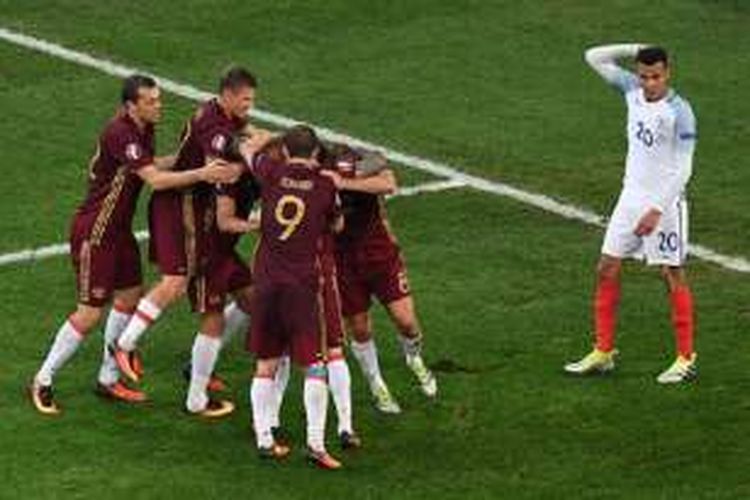Del Alli memandang para pemain Rusia yang tengah merayakan gol Vasiliy Berezutsky ke gawang Inggris pada laga Grup B Piala Eropa 2016 di Marseille, Sabtu (11/6/2016). 