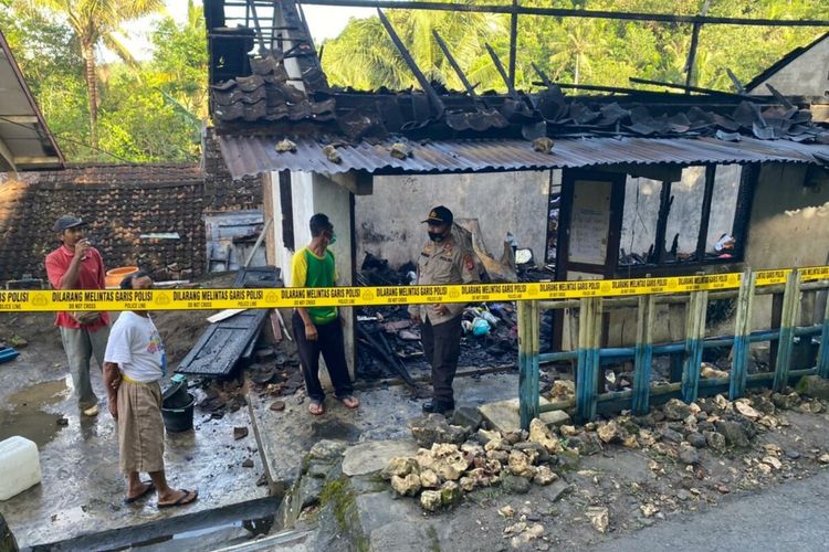 Toko Kelontong terbakar akibat Kucing Menyenggol Kabel di Panggang, Gunungkidul, Kamis (25/3/2021)
