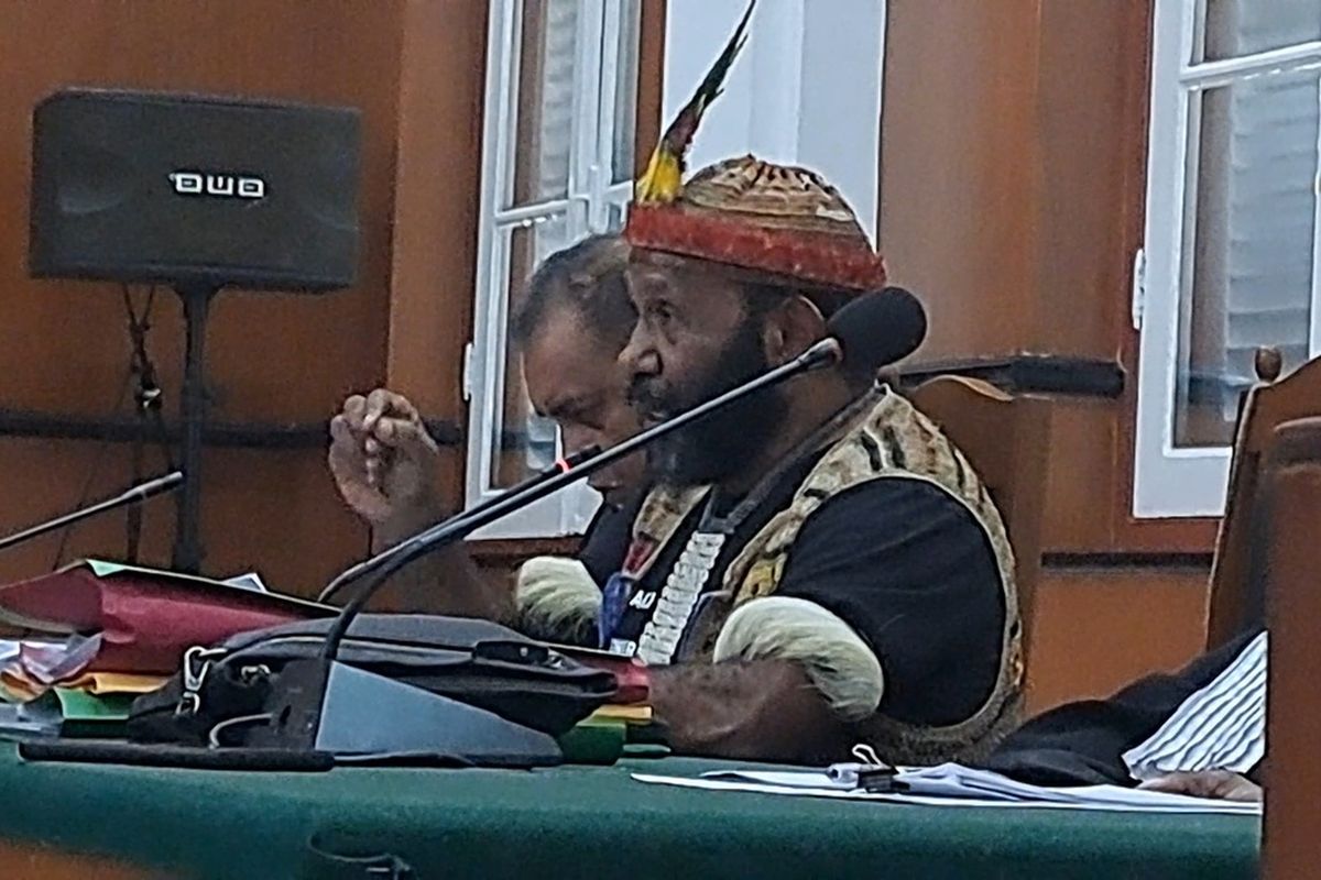 Mantan Bupati Memberamo Tengah, Ricky Ham Pagawak saat mengikuti sidang di Ruang Haripin Tumpa PN Tipikor Makassar, Sulawesi Selatan (Sulsel) Jumat (13/10/2023).