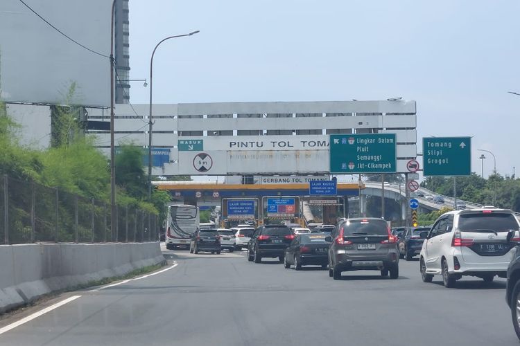 Gerbang Tol Tomang di ruas Jalan Tol Dalam Kota