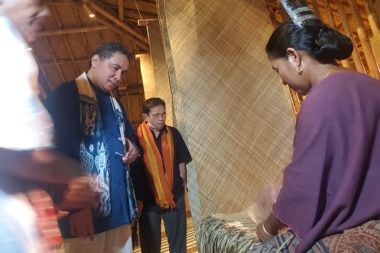 Dirjen Kebudayaan Hilmar Farid  dalam Festival Tenun Nusantara 2022 bertajuk Menjaga Tradisi untuk Bumi Lestari?.

