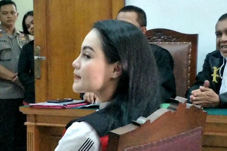 Jennifer Dunn saat selesai menjalani sidang perdana dengan agenda pembacaan dakwaan di Pengadilan Negeri Jakarta Selatan, Kamis (5/4/2018).
