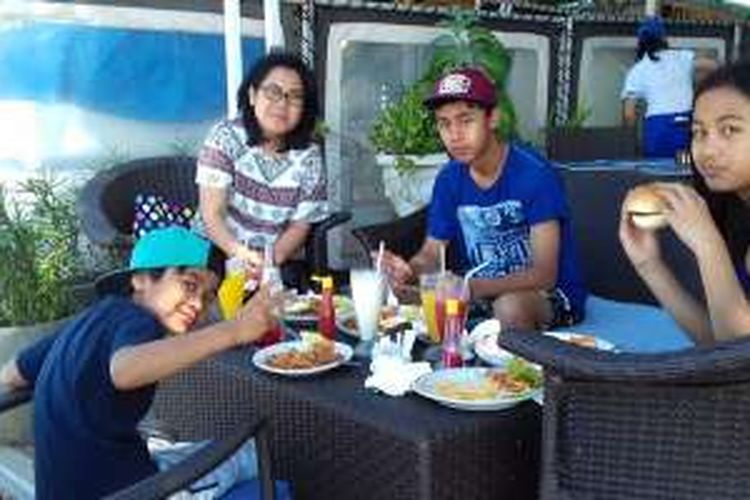 Berlibur bersama keluarga di Sanur, Bali.