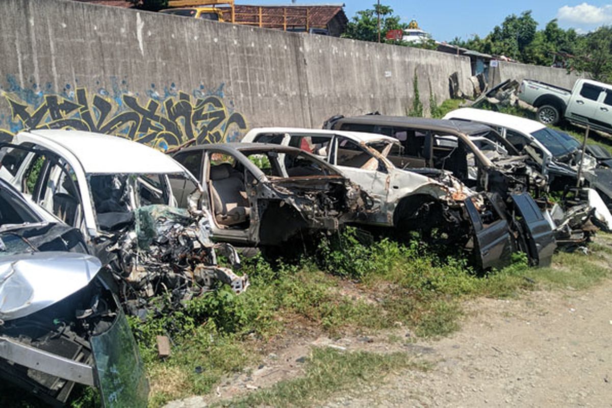 Sejumlah mobil bekas tabrakan berjajar di pusat onderdil bekas di Kota Solo, Jawa Tengah. Banyak pembeli yang datang ke tempat ini untuk mencari onderdil bekas berkualitas.