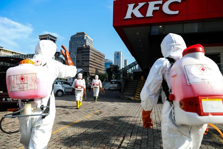 Petugas menyemprotkan cairan di bagian luar gerai Sarinah department store, Jakarta Pusat, Selasa (17/3/2020). Kegiatan ini untuk meminimalisir penyebaran penyakit akibat virus Covid-19.